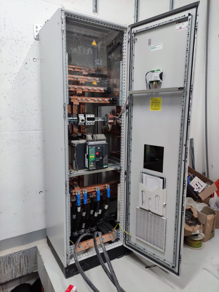 Geöffnete elektrische Hauptverteilung mit Schaltkomponenten