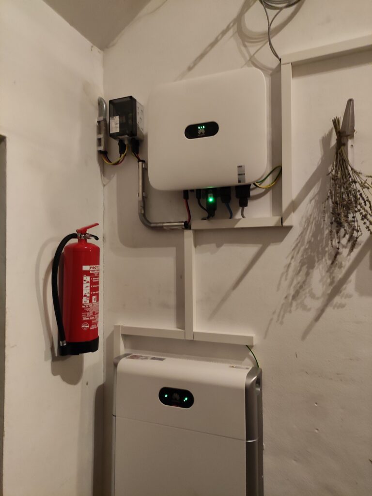Wechselrichter und Stromspeicher in einem Technikraum