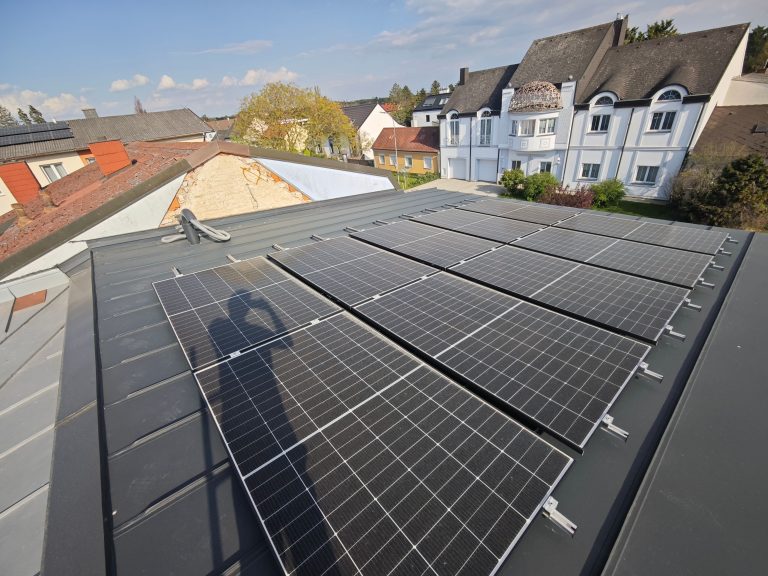 Photovoltaikmodule auf einem Metalldach